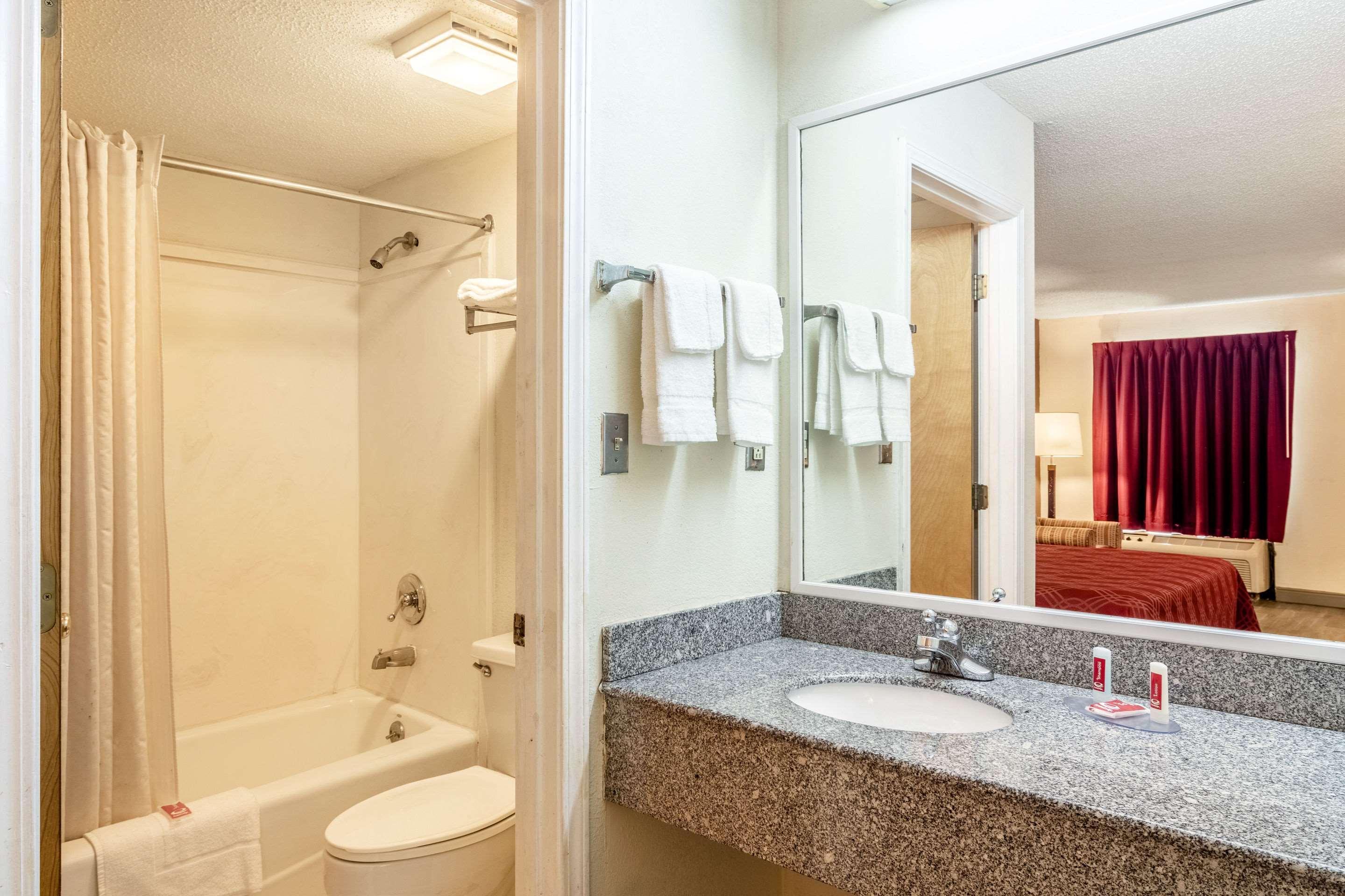 Econo Lodge Акворт Экстерьер фото